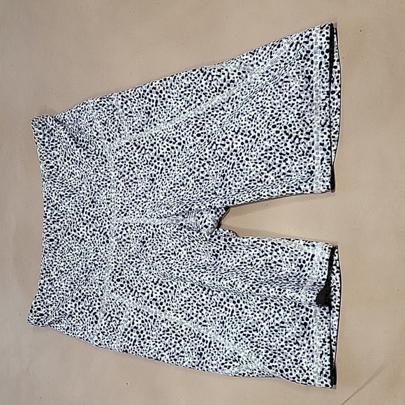 Old Navy SIze S, High Waisted Bike Shorts with Pockets New Without Tag - Picture 1 of 10